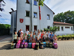 Die Malteser versorgten 60 Schulkinder aus der Ukraine mit der passenden Grundausstattung an Lehrmaterial. Foto: Malteser